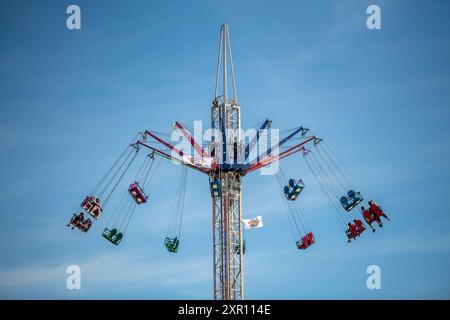 Kirchfahrt, Sesselflugzeuge, fliegende Stühle, fröhliche Runde. Stockfoto