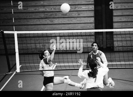 Volley-Ball; OVRA - VIF, 29. 10. 1993, Whizgle Dutch News: Historical Images Tailored for the Future. Erkunden Sie die Vergangenheit der Niederlande mit modernen Perspektiven durch Bilder von niederländischen Agenturen. Verbinden der Ereignisse von gestern mit den Erkenntnissen von morgen. Begeben Sie sich auf eine zeitlose Reise mit Geschichten, die unsere Zukunft prägen. Stockfoto
