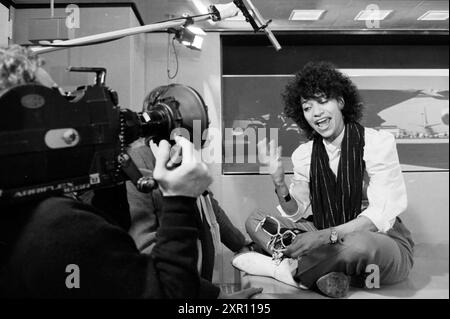 Arrival of Popgroup Stars TV Film Fame at Schiphol, Groups, Music, 28-03-1983, Whizgle Dutch News: Historische Bilder zugeschnitten auf die Zukunft. Erkunden Sie die Vergangenheit der Niederlande mit modernen Perspektiven durch Bilder von niederländischen Agenturen. Verbinden der Ereignisse von gestern mit den Erkenntnissen von morgen. Begeben Sie sich auf eine zeitlose Reise mit Geschichten, die unsere Zukunft prägen. Stockfoto