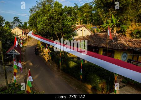 8. August 2024, West Bandung Regency, West Java, Indonesien: Ein Motorradpass unter einem 240 Meter langen rot-weißen Tuch, um den 79. Jahrestag der Unabhängigkeit der Republik Indonesien im Pasirpogor Village, West Bandung Regency, West Java, zu begrüßen. (Kreditbild: © Dimas Rachmatsyah/ZUMA Press Wire) NUR REDAKTIONELLE VERWENDUNG! Nicht für kommerzielle ZWECKE! Stockfoto