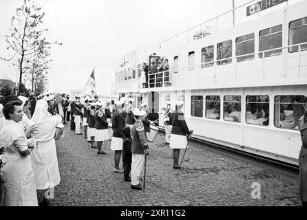 Krankenschwestern und Marschkapelle auf dem Roten Kreuz-Schiff J. Henry Dunant, 00-00-1962, Whizgle Dutch News: Historical Images Tailored for the Future. Erkunden Sie die Vergangenheit der Niederlande mit modernen Perspektiven durch Bilder von niederländischen Agenturen. Verbinden der Ereignisse von gestern mit den Erkenntnissen von morgen. Begeben Sie sich auf eine zeitlose Reise mit Geschichten, die unsere Zukunft prägen. Stockfoto