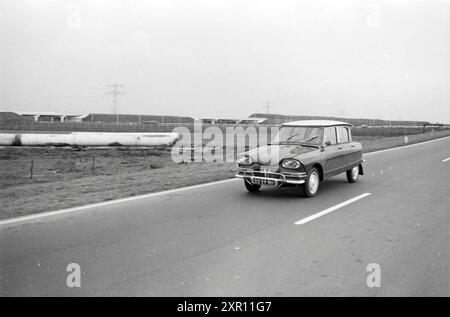 Verlegen von Rohren. Im Hintergrund die Lüftungstürme des Velsertunnels., Whizgle Dutch News: Historische Bilder zugeschnitten auf die Zukunft. Erkunden Sie die Vergangenheit der Niederlande mit modernen Perspektiven durch Bilder von niederländischen Agenturen. Verbinden der Ereignisse von gestern mit den Erkenntnissen von morgen. Begeben Sie sich auf eine zeitlose Reise mit Geschichten, die unsere Zukunft prägen. Stockfoto