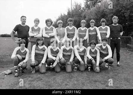 Softball Terrasvogels - HCAW + Championship Joy + Team Terrasvogels, Softball, 10-08-1980, Whizgle Dutch News: Historische Bilder für die Zukunft. Erkunden Sie die Vergangenheit der Niederlande mit modernen Perspektiven durch Bilder von niederländischen Agenturen. Verbinden der Ereignisse von gestern mit den Erkenntnissen von morgen. Begeben Sie sich auf eine zeitlose Reise mit Geschichten, die unsere Zukunft prägen. Stockfoto
