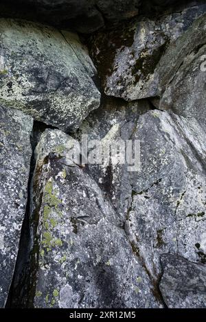 Nahaufnahme grauer Felsen mit grünen Moosflecken Stockfoto