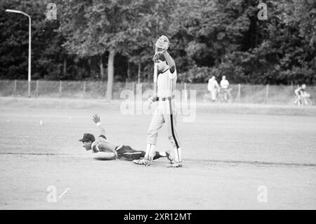 Bloemendaal - Kennemerland, MEN, Softball, 18-08-1984, Whizgle Dutch News: Historical Images Tailored for the Future. Erkunden Sie die Vergangenheit der Niederlande mit modernen Perspektiven durch Bilder von niederländischen Agenturen. Verbinden der Ereignisse von gestern mit den Erkenntnissen von morgen. Begeben Sie sich auf eine zeitlose Reise mit Geschichten, die unsere Zukunft prägen. Stockfoto