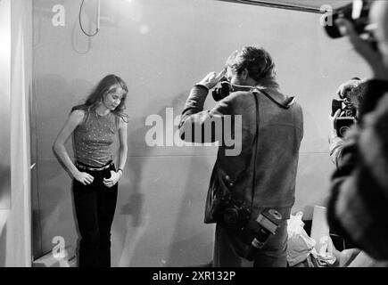 Arrival of Popgroup Stars TV Film Fame at Schiphol, Groups, Music, 28-03-1983, Whizgle Dutch News: Historische Bilder zugeschnitten auf die Zukunft. Erkunden Sie die Vergangenheit der Niederlande mit modernen Perspektiven durch Bilder von niederländischen Agenturen. Verbinden der Ereignisse von gestern mit den Erkenntnissen von morgen. Begeben Sie sich auf eine zeitlose Reise mit Geschichten, die unsere Zukunft prägen. Stockfoto