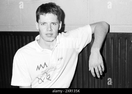 Portrait man, 00-10-1988, Whizgle Dutch News: Historical Images Tailored for the Future. Erkunden Sie die Vergangenheit der Niederlande mit modernen Perspektiven durch Bilder von niederländischen Agenturen. Verbinden der Ereignisse von gestern mit den Erkenntnissen von morgen. Begeben Sie sich auf eine zeitlose Reise mit Geschichten, die unsere Zukunft prägen. Stockfoto