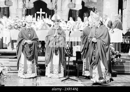 Bischof Bomers und Weihbischof Lescrauwaert, RK Bavo, Haarlem, Weihe, römisch-katholische Kirche, Haarlem, Niederlande, 14-01-1984, Whizgle Dutch News: Historical Images Tailored for the Future. Erkunden Sie die Vergangenheit der Niederlande mit modernen Perspektiven durch Bilder von niederländischen Agenturen. Verbinden der Ereignisse von gestern mit den Erkenntnissen von morgen. Begeben Sie sich auf eine zeitlose Reise mit Geschichten, die unsere Zukunft prägen. Stockfoto