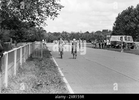 Muggenronde Cycling Circuit Spaarnwoude, Muggeronde, 10-08-1979, Whizgle Dutch News: Historische Bilder zugeschnitten auf die Zukunft. Erkunden Sie die Vergangenheit der Niederlande mit modernen Perspektiven durch Bilder von niederländischen Agenturen. Verbinden der Ereignisse von gestern mit den Erkenntnissen von morgen. Begeben Sie sich auf eine zeitlose Reise mit Geschichten, die unsere Zukunft prägen. Stockfoto