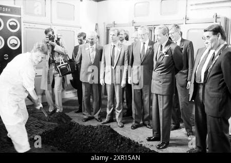 Öffnung der Dampfpumpenstation auf halbem Wege durch Prinz Claus, Öffnung, Öffnungen, Inbetriebnahme, Halfweg, 09-06-1987, Whizgle Dutch News: historische Bilder für die Zukunft. Erkunden Sie die Vergangenheit der Niederlande mit modernen Perspektiven durch Bilder von niederländischen Agenturen. Verbinden der Ereignisse von gestern mit den Erkenntnissen von morgen. Begeben Sie sich auf eine zeitlose Reise mit Geschichten, die unsere Zukunft prägen. Stockfoto