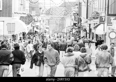 Geschäftig und ruhig Zandvoort, Zandvoort, Zandvoort, 15-04-1990, Whizgle Dutch News: Historische Bilder zugeschnitten auf die Zukunft. Erkunden Sie die Vergangenheit der Niederlande mit modernen Perspektiven durch Bilder von niederländischen Agenturen. Verbinden der Ereignisse von gestern mit den Erkenntnissen von morgen. Begeben Sie sich auf eine zeitlose Reise mit Geschichten, die unsere Zukunft prägen. Stockfoto