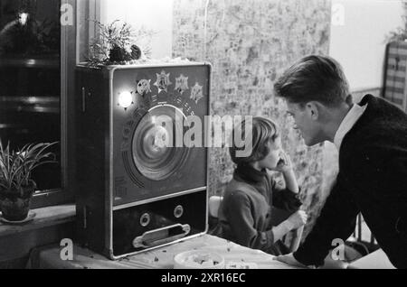Family de Boer in Café Brabant, Café, 25-12-1960, Whizgle Dutch News: Historische Bilder zugeschnitten auf die Zukunft. Erkunden Sie die Vergangenheit der Niederlande mit modernen Perspektiven durch Bilder von niederländischen Agenturen. Verbinden der Ereignisse von gestern mit den Erkenntnissen von morgen. Begeben Sie sich auf eine zeitlose Reise mit Geschichten, die unsere Zukunft prägen. Stockfoto