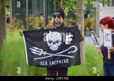 London, Großbritannien. August 2024. Demonstranten versammeln sich vor der US-Botschaft, um den Walfangaktivisten Paul Watson zu unterstützen. Watson, ein US-amerikanischer und kanadischer Staatsbürger und Gründer von Sea Shepherd, wurde in Grönland verhaftet und wird in Japan wegen Komplizin wegen Übergriffs- und Schiffsübertretens angeklagt, was dazu führen könnte, dass er zu einer 15-jährigen Haftstrafe verurteilt wurde. Quelle: Vuk Valcic/Alamy Live News Stockfoto