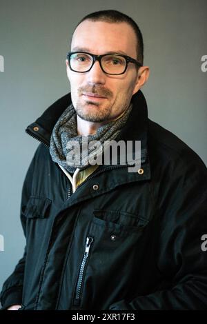 Porträt Mann mit Mantel und Brille Porträt reifer erwachsener Mann mit Wintermantel und Brille. Tilburg, Niederlande. MRYES Tilburg Studio Tuinstraat Noord-Brabant Nederland Copyright: XGuidoxKoppesxPhotox Stockfoto