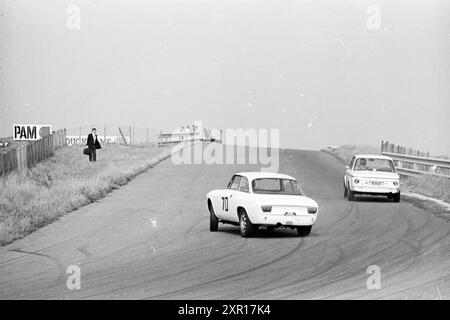 Rennstrecke Zandvoort, Whizgle Dutch News: Historische Bilder für die Zukunft. Erkunden Sie die Vergangenheit der Niederlande mit modernen Perspektiven durch Bilder von niederländischen Agenturen. Verbinden der Ereignisse von gestern mit den Erkenntnissen von morgen. Begeben Sie sich auf eine zeitlose Reise mit Geschichten, die unsere Zukunft prägen. Stockfoto