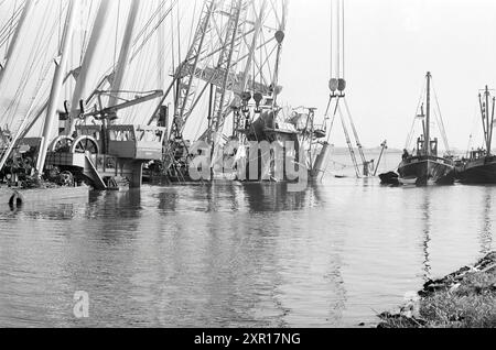 Das Anheben der Baggermühle „Ajax“ im Nordseekanal bei Amsterdam durch schwimmende Binnenschiffe der Reedereien Goedkoop und NDSM. Das Baggerwerk kenterte und sank aufgrund eines Lecks am 16. September 1966. Amsterdam, Niederlande, 16-10-1966, Whizgle Dutch News: historische Bilder für die Zukunft. Erkunden Sie die Vergangenheit der Niederlande mit modernen Perspektiven durch Bilder von niederländischen Agenturen. Verbinden der Ereignisse von gestern mit den Erkenntnissen von morgen. Begeben Sie sich auf eine zeitlose Reise mit Geschichten, die unsere Zukunft prägen. Stockfoto