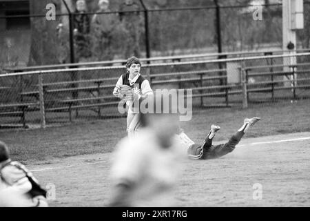 Terrasvogels - HCAW, Softball, 05.03.1986, Whizgle Dutch News: Historical Images Tailored for the Future. Erkunden Sie die Vergangenheit der Niederlande mit modernen Perspektiven durch Bilder von niederländischen Agenturen. Verbinden der Ereignisse von gestern mit den Erkenntnissen von morgen. Begeben Sie sich auf eine zeitlose Reise mit Geschichten, die unsere Zukunft prägen. Stockfoto
