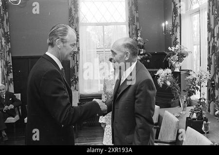 HR. Jubiläum und Empfang Kalf, Haarlems Dagblad, etc. Und IJmuider Courant and Koeri, 15-09-1970, Whizgle Dutch News: Historical Images Tailored for the Future. Erkunden Sie die Vergangenheit der Niederlande mit modernen Perspektiven durch Bilder von niederländischen Agenturen. Verbinden der Ereignisse von gestern mit den Erkenntnissen von morgen. Begeben Sie sich auf eine zeitlose Reise mit Geschichten, die unsere Zukunft prägen. Stockfoto