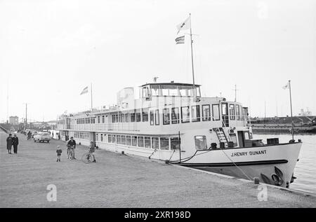 Krankenhausschiff Henry Dunant vom Roten Kreuz am Kai in IJmuiden, IJmuiden, Niederlande, 00-00-1966, Whizgle Dutch News: Historische Bilder zugeschnitten auf die Zukunft. Erkunden Sie die Vergangenheit der Niederlande mit modernen Perspektiven durch Bilder von niederländischen Agenturen. Verbinden der Ereignisse von gestern mit den Erkenntnissen von morgen. Begeben Sie sich auf eine zeitlose Reise mit Geschichten, die unsere Zukunft prägen. Stockfoto