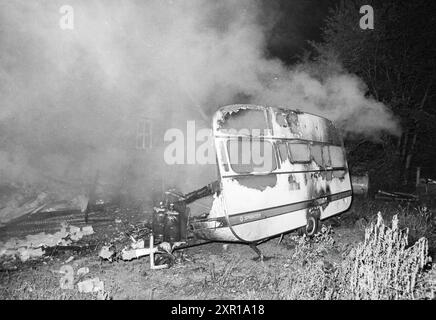 Feuer, Zeeweg, Beverwijk in Heuscheune, Feuer, Feuerwehr, Beverwijk, Zeeweg, Niederlande, 13-08-1972, Whizgle Dutch News: historische Bilder für die Zukunft. Erkunden Sie die Vergangenheit der Niederlande mit modernen Perspektiven durch Bilder von niederländischen Agenturen. Verbinden der Ereignisse von gestern mit den Erkenntnissen von morgen. Begeben Sie sich auf eine zeitlose Reise mit Geschichten, die unsere Zukunft prägen. Stockfoto