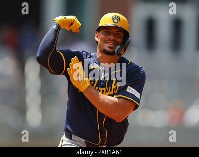 Atlanta, Usa. August 2024. Willy Adames feiert den Shortstop der Milwaukee Brewers, nachdem er am Donnerstag, den 8. August 2024 in Atlanta, Georgia, im dritten Inning im Truist Park einen Solo Home Run absolviert hat. Foto von Mike Zarrilli/UPI Credit: UPI/Alamy Live News Stockfoto