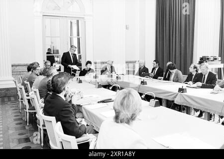 Sitzung des Hafenausschusses, Landhaus de Wit, Kommission, Sitzungen, Haarlem, Dreef, the Netherlands, 26.09.1984, Whizgle Dutch News: historische Bilder für die Zukunft. Erkunden Sie die Vergangenheit der Niederlande mit modernen Perspektiven durch Bilder von niederländischen Agenturen. Verbinden der Ereignisse von gestern mit den Erkenntnissen von morgen. Begeben Sie sich auf eine zeitlose Reise mit Geschichten, die unsere Zukunft prägen. Stockfoto