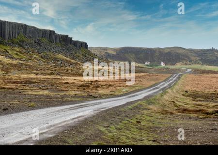 Gerduberg-Basaltsäulen auf der Snaefellsnes-Halbinsel in Island. Gerduberg ist eine Klippe aus Dolerit, einem grobkörnigen Basaltgestein, die sich im Westen befindet Stockfoto