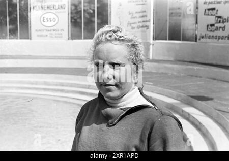 Schwimmen: Porträt eines Teilnehmers an einem Auswahlwettbewerb im offenen Pool von Stoop in Overveen für die Olympischen Spiele 1960., Overveen, 24-07-1960, Whizgle Dutch News: Historische Bilder zugeschnitten auf die Zukunft. Erkunden Sie die Vergangenheit der Niederlande mit modernen Perspektiven durch Bilder von niederländischen Agenturen. Verbinden der Ereignisse von gestern mit den Erkenntnissen von morgen. Begeben Sie sich auf eine zeitlose Reise mit Geschichten, die unsere Zukunft prägen. Stockfoto