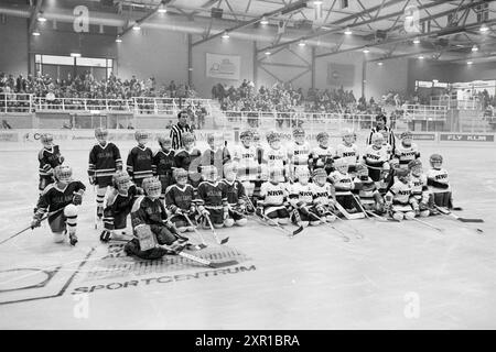 Eröffnung von Eishockeyhalle, Zoetermeer, Eis, Eislaufbahn, Eishockey, Zoetermeer, 27. 11. 1982, Whizgle Dutch News: Historical Images Tailored for the Future. Erkunden Sie die Vergangenheit der Niederlande mit modernen Perspektiven durch Bilder von niederländischen Agenturen. Verbinden der Ereignisse von gestern mit den Erkenntnissen von morgen. Begeben Sie sich auf eine zeitlose Reise mit Geschichten, die unsere Zukunft prägen. Stockfoto