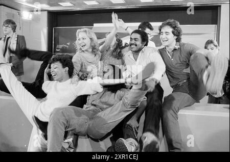 Arrival of Popgroup Stars TV Film Fame at Schiphol, Groups, Music, 28-03-1983, Whizgle Dutch News: Historische Bilder zugeschnitten auf die Zukunft. Erkunden Sie die Vergangenheit der Niederlande mit modernen Perspektiven durch Bilder von niederländischen Agenturen. Verbinden der Ereignisse von gestern mit den Erkenntnissen von morgen. Begeben Sie sich auf eine zeitlose Reise mit Geschichten, die unsere Zukunft prägen. Stockfoto