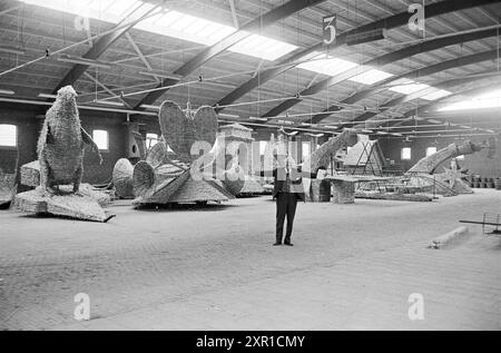 Blumenparadewagen sind bereit, in einer überdachten Halle mit Blumen versehen zu werden, 00-04-1965, Whizgle Dutch News: Historische Bilder zugeschnitten auf die Zukunft. Erkunden Sie die Vergangenheit der Niederlande mit modernen Perspektiven durch Bilder von niederländischen Agenturen. Verbinden der Ereignisse von gestern mit den Erkenntnissen von morgen. Begeben Sie sich auf eine zeitlose Reise mit Geschichten, die unsere Zukunft prägen. Stockfoto