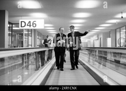 D-Pier öffnen, mr. Construction and Mr. Smith, Schiphol, 28.03.1996, Whizgle Dutch News: Historical Images Tailored for the Future. Erkunden Sie die Vergangenheit der Niederlande mit modernen Perspektiven durch Bilder von niederländischen Agenturen. Verbinden der Ereignisse von gestern mit den Erkenntnissen von morgen. Begeben Sie sich auf eine zeitlose Reise mit Geschichten, die unsere Zukunft prägen. Stockfoto