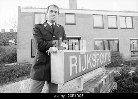 Mr. Van Oefelen State Police Hillegom, Police, Hillegom, 23-02-1988, Whizgle Dutch News: Historische Bilder zugeschnitten auf die Zukunft. Erkunden Sie die Vergangenheit der Niederlande mit modernen Perspektiven durch Bilder von niederländischen Agenturen. Verbinden der Ereignisse von gestern mit den Erkenntnissen von morgen. Begeben Sie sich auf eine zeitlose Reise mit Geschichten, die unsere Zukunft prägen. Stockfoto
