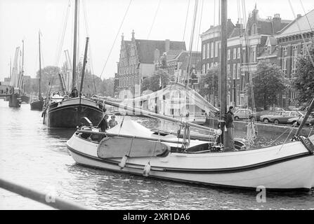 Neun Segelschiffe aus der Zeit um 1900 fahren in Haarlem durch die Spaarne, Haarlem, Niederlande, 29-05-1990, Whizgle Dutch News: Historische Bilder zugeschnitten auf die Zukunft. Erkunden Sie die Vergangenheit der Niederlande mit modernen Perspektiven durch Bilder von niederländischen Agenturen. Verbinden der Ereignisse von gestern mit den Erkenntnissen von morgen. Begeben Sie sich auf eine zeitlose Reise mit Geschichten, die unsere Zukunft prägen. Stockfoto