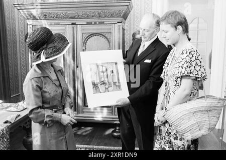 Abschied Bürgermeister Nawijn Juwel. Zandvoort, Bürgermeister, 30-06-1977, Whizgle Dutch News: Historische Bilder zugeschnitten auf die Zukunft. Erkunden Sie die Vergangenheit der Niederlande mit modernen Perspektiven durch Bilder von niederländischen Agenturen. Verbinden der Ereignisse von gestern mit den Erkenntnissen von morgen. Begeben Sie sich auf eine zeitlose Reise mit Geschichten, die unsere Zukunft prägen. Stockfoto