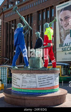 Drei Smiths in Gesundheitsuniformen, die verschiedene Aufgaben in der Krankenpflege repräsentieren, Teil der Kampagne der Pfleger von morgen. Helsinki, Finnland. Stockfoto