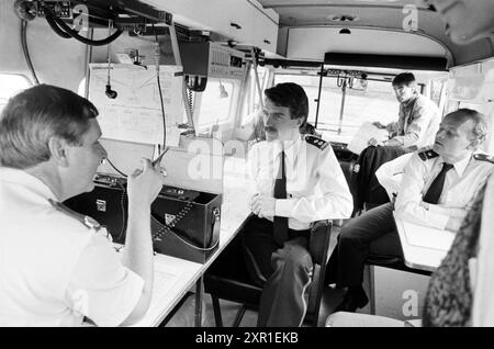 Anti-Faschismus-Demonstration - Briefing ME in Ripperd Barracks - Manifestation in Zero, Demonstration, Haarlem, Niederlande, 19-09-1987, Whizgle Dutch News: historische Bilder für die Zukunft. Erkunden Sie die Vergangenheit der Niederlande mit modernen Perspektiven durch Bilder von niederländischen Agenturen. Verbinden der Ereignisse von gestern mit den Erkenntnissen von morgen. Begeben Sie sich auf eine zeitlose Reise mit Geschichten, die unsere Zukunft prägen. Stockfoto