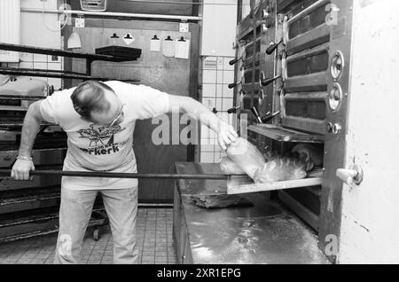 Brotbäcker Verkerk, Backprozess, Brot, 30-01-1985, Whizgle Dutch News: Historische Bilder zugeschnitten auf die Zukunft. Erkunden Sie die Vergangenheit der Niederlande mit modernen Perspektiven durch Bilder von niederländischen Agenturen. Verbinden der Ereignisse von gestern mit den Erkenntnissen von morgen. Begeben Sie sich auf eine zeitlose Reise mit Geschichten, die unsere Zukunft prägen. Stockfoto