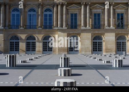 Paris, Frankreich 08.08.2024. Colonnes de Buren (Les Deux Plateaux) ist eine Kunstinstallation des französischen Künstlers Daniel Buren Stockfoto