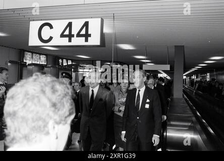 Eröffnung C-Pier Schiphol von Prince Claus, Schiphol, 13-12-1987, Schiphol, 13-12-1987, Whizgle Dutch News: historische Bilder für die Zukunft. Erkunden Sie die Vergangenheit der Niederlande mit modernen Perspektiven durch Bilder von niederländischen Agenturen. Verbinden der Ereignisse von gestern mit den Erkenntnissen von morgen. Begeben Sie sich auf eine zeitlose Reise mit Geschichten, die unsere Zukunft prägen. Stockfoto