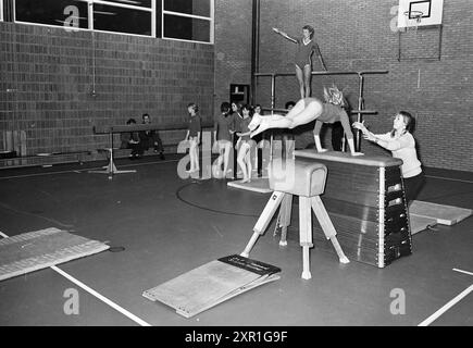 Gymnastikverein IJmuiden, Gymnastik, 15-02-1972, Whizgle Dutch News: Historische Bilder zugeschnitten auf die Zukunft. Erkunden Sie die Vergangenheit der Niederlande mit modernen Perspektiven durch Bilder von niederländischen Agenturen. Verbinden der Ereignisse von gestern mit den Erkenntnissen von morgen. Begeben Sie sich auf eine zeitlose Reise mit Geschichten, die unsere Zukunft prägen. Stockfoto