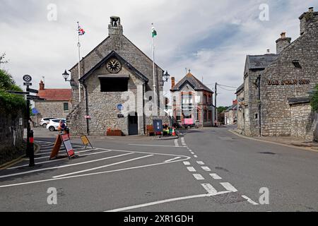 Das Rathaus während der Dreharbeiten der TV-Serie Death Valley BBC, Llantwit Major. Vom Juli 2024. Sommer Stockfoto