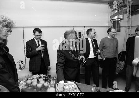 Eröffnung der jährlichen Wasserstation Delfplein, Eröffnung, Eröffnung, Inbetriebnahme, Haarlem, Delftplein, Niederlande, 07-04-1989, Whizgle Dutch News: Historical Images Tailored for the Future. Erkunden Sie die Vergangenheit der Niederlande mit modernen Perspektiven durch Bilder von niederländischen Agenturen. Verbinden der Ereignisse von gestern mit den Erkenntnissen von morgen. Begeben Sie sich auf eine zeitlose Reise mit Geschichten, die unsere Zukunft prägen. Stockfoto