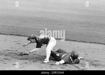 Softball: Terrasvogels - Twins, 19.-08-1990, Whizgle Dutch News: Historical Images Tailored for the Future. Erkunden Sie die Vergangenheit der Niederlande mit modernen Perspektiven durch Bilder von niederländischen Agenturen. Verbinden der Ereignisse von gestern mit den Erkenntnissen von morgen. Begeben Sie sich auf eine zeitlose Reise mit Geschichten, die unsere Zukunft prägen. Stockfoto