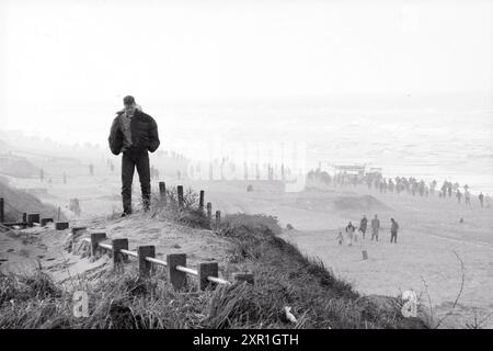 Geschäftiger Strand Zandvoort, Strand und Strände, Zandvoort, 04-02-1989, Whizgle Dutch News: Historische Bilder zugeschnitten auf die Zukunft. Erkunden Sie die Vergangenheit der Niederlande mit modernen Perspektiven durch Bilder von niederländischen Agenturen. Verbinden der Ereignisse von gestern mit den Erkenntnissen von morgen. Begeben Sie sich auf eine zeitlose Reise mit Geschichten, die unsere Zukunft prägen. Stockfoto