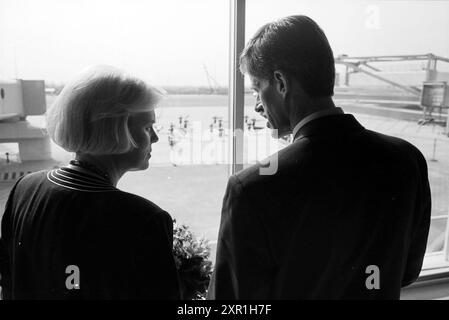 Opening G-Pier, Schiphol, 21.04.1992, Whizgle Dutch News: Historical Images Tailored for the Future. Erkunden Sie die Vergangenheit der Niederlande mit modernen Perspektiven durch Bilder von niederländischen Agenturen. Verbinden der Ereignisse von gestern mit den Erkenntnissen von morgen. Begeben Sie sich auf eine zeitlose Reise mit Geschichten, die unsere Zukunft prägen. Stockfoto