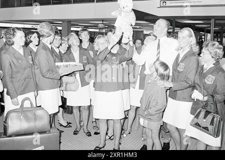 Departure of the Dutch Softball Team from Schiphol, Softball, Departure, 11-08-1967, Whizgle Dutch News: Historische Bilder zugeschnitten auf die Zukunft. Erkunden Sie die Vergangenheit der Niederlande mit modernen Perspektiven durch Bilder von niederländischen Agenturen. Verbinden der Ereignisse von gestern mit den Erkenntnissen von morgen. Begeben Sie sich auf eine zeitlose Reise mit Geschichten, die unsere Zukunft prägen. Stockfoto