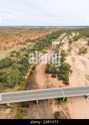 Der Highway führt über ein fast trockenes Flussbett im abgelegenen Northern Territory. Stockfoto