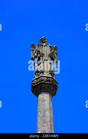 Oberer Abschnitt des Predigerkreuzes am blauen Himmel, St Illtud's Church, Llantwit Major, Südwales. UK. Vom August 2024. Sommer Stockfoto