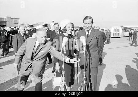 Prinzessin Beatrix und Prinz Claus sind nach ihren siebenwöchigen Flitterwochen durch Mexiko, die USA und Kanada in Schiphol angekommen. Sie werden von Königin Juliana, Prinz Bernhard und KLM-CEO G. van der Wal begrüßt., 29-04-1966, Whizgle Dutch News: Historical Images Tailored for the Future. Erkunden Sie die Vergangenheit der Niederlande mit modernen Perspektiven durch Bilder von niederländischen Agenturen. Verbinden der Ereignisse von gestern mit den Erkenntnissen von morgen. Begeben Sie sich auf eine zeitlose Reise mit Geschichten, die unsere Zukunft prägen. Stockfoto